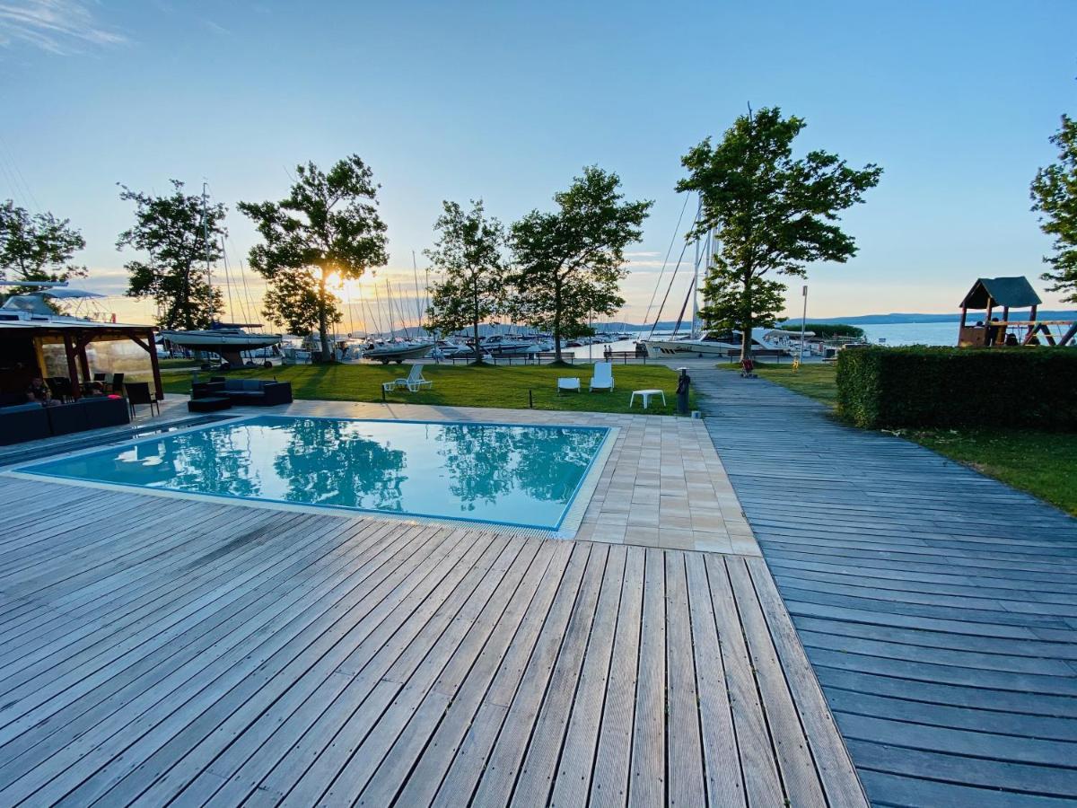 Bl Lakeside *
