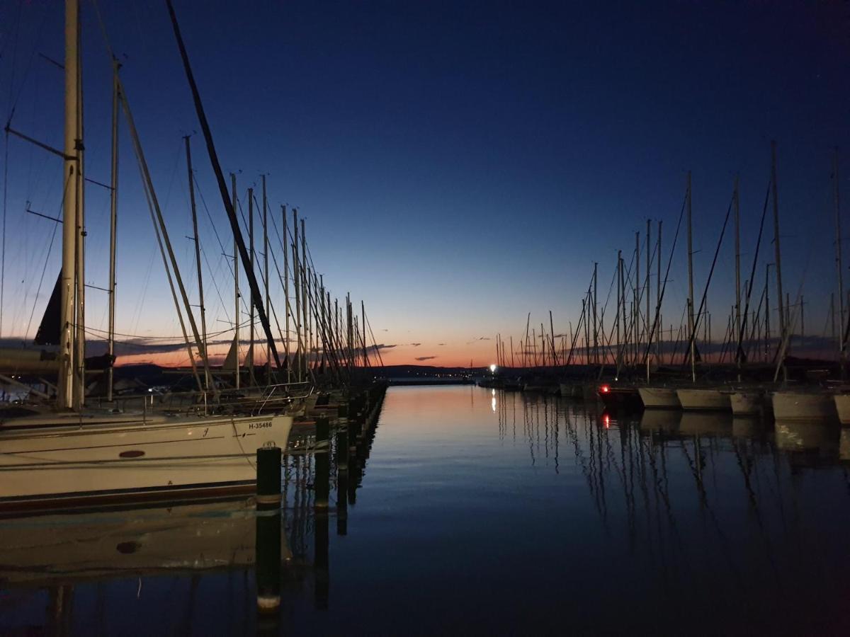 Bl Lakeside