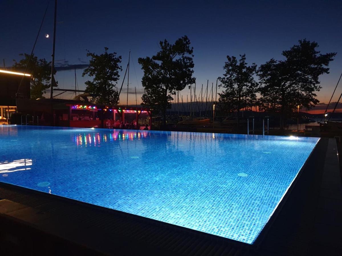 Bl Lakeside *