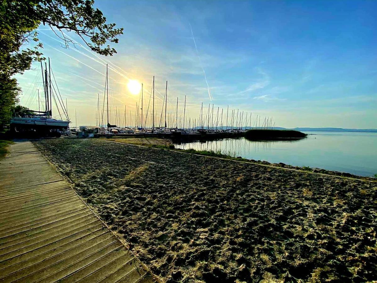 Bl Lakeside Apartment
